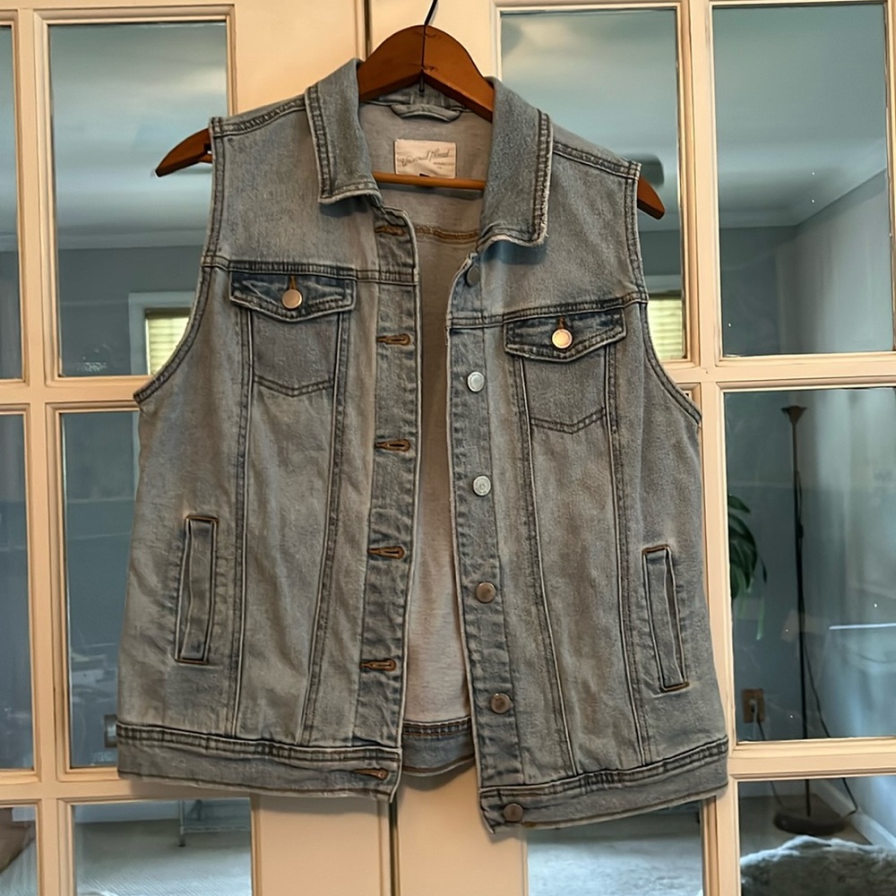 Universal Thread Denim Sleeveless Vest Jacket Size Medium Lightwash